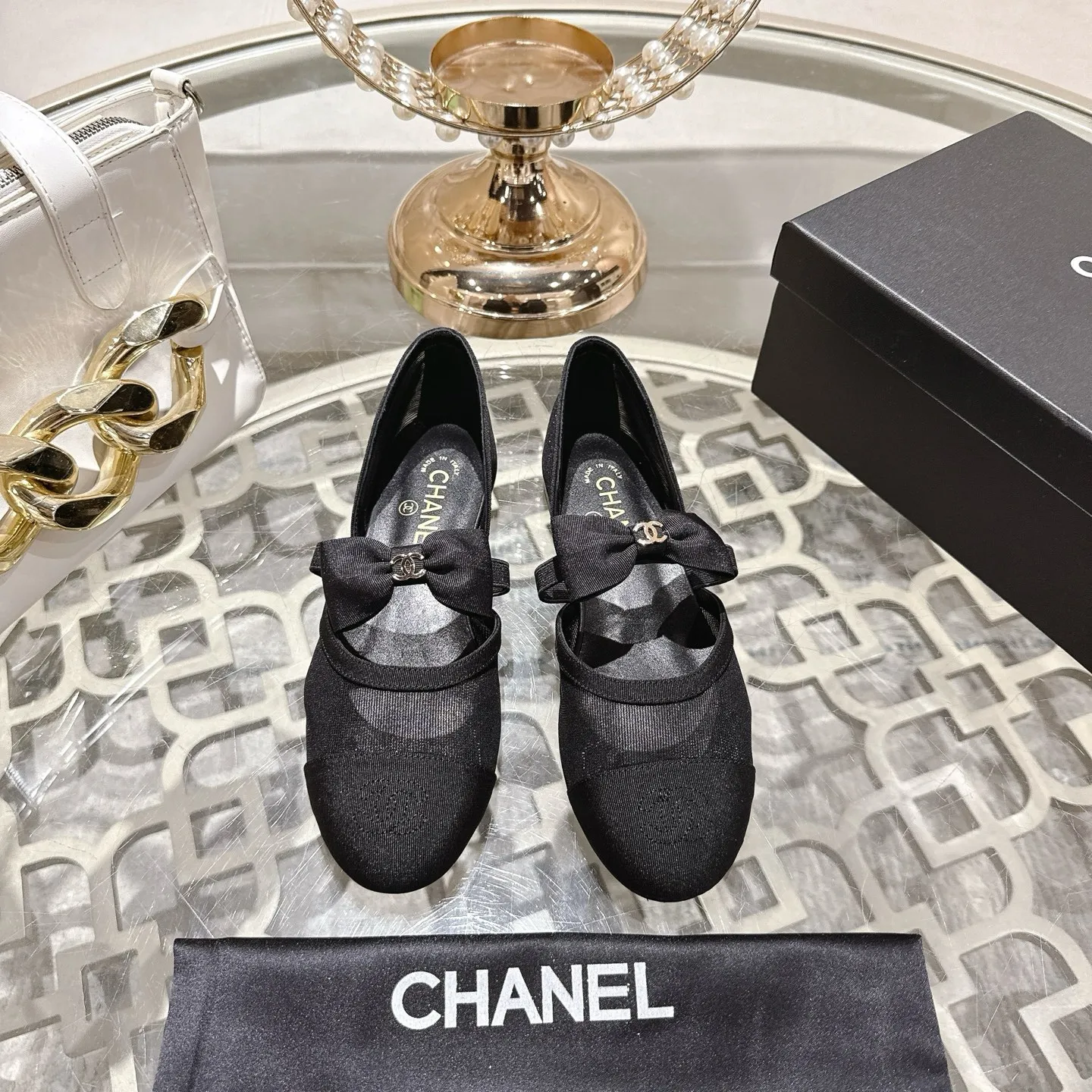 👟👟Ex-factory price 540👟👟 Mesh [purchase-level quality] CHANEL Xiaoxiang 25/A new summer bow-tie shoes 💃 This pair of loafers is really breathtakingly beautiful! Made of cowhide fabric + imported mesh, every detail exudes a sense of high-end ~ classic bow design, Italian genuine leather sole, comfortable and classy on the feet, a perfect must-have for fairies!  🌟 All counters are from the same source! All materials are customized according to the original 1:1, and are developed and patterned from genuine products. The quality is absolutely assured ~ a classic that must be bought every year, a versatile artifact that looks great whether paired with skirts or jeans!  💖 The perfect finishing touch for summer outfits, sisters, just do it! 👉 Fabric: Imported sheepskin Lining: Imported sheepskin Outsole: Private molded outsole Code number: 35-40 (41 customized, non-refundable) Mesh surface